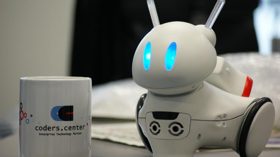 Przyszłość branży IT? Polski robot uczy dzieci programowania 