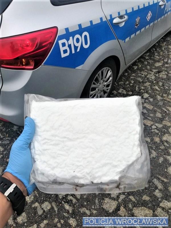 Ponad kilogram amfetaminy na tylnym siedzeniu auta